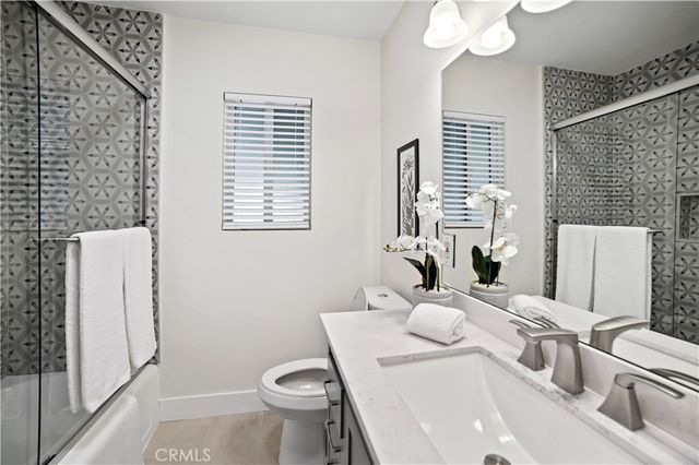 19029 Calvert Street, Tarzana, CA 91335