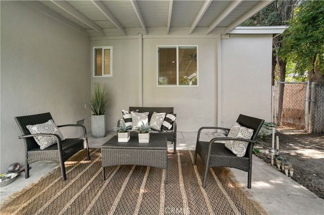19029 Calvert Street, Tarzana, CA 91335