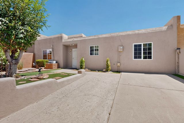 1463 Acequia Borrada, Santa Fe, NM 87507