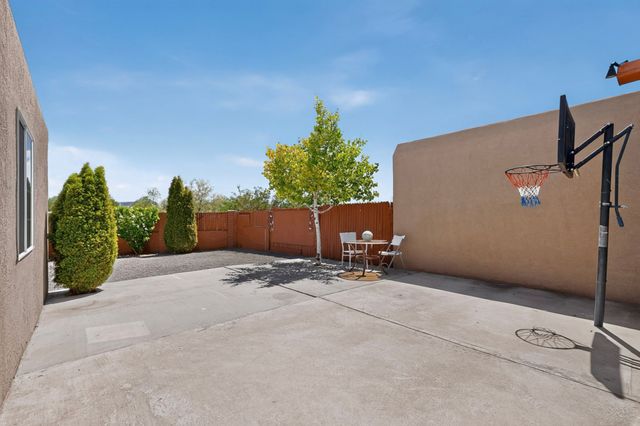 1463 Acequia Borrada, Santa Fe, NM 87507