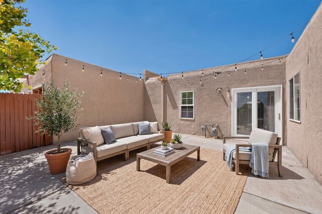 1463 Acequia Borrada, Santa Fe, NM 87507