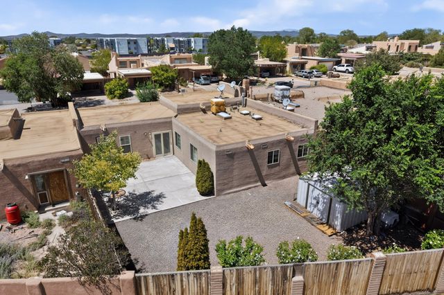 1463 Acequia Borrada, Santa Fe, NM 87507