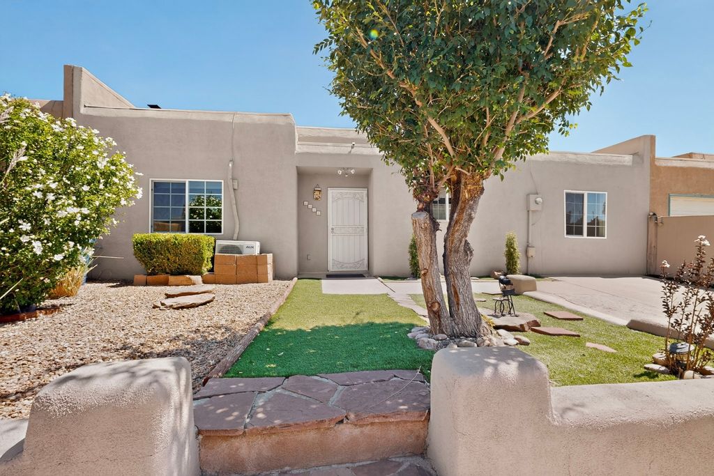 1463 Acequia Borrada, Santa Fe, NM 87507