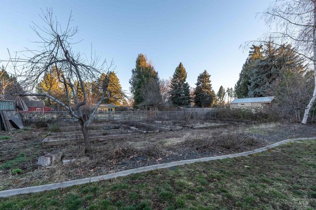 4917 Mountain View Dr, Boise, ID 83704