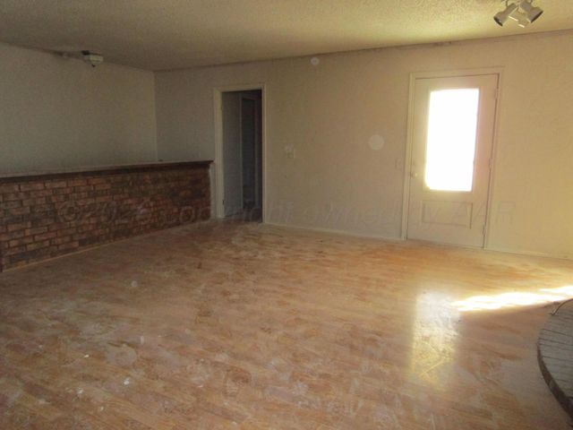 601 ALAMO Street, Claude, TX 79019