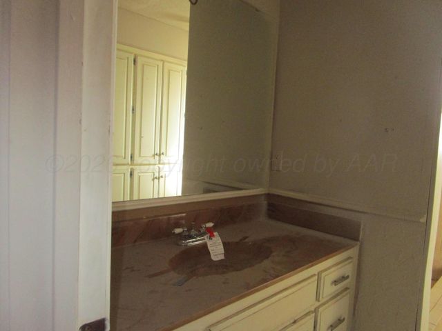 601 ALAMO Street, Claude, TX 79019