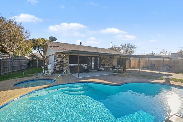 750 Greenhill Lane, Grand Prairie, TX 75052