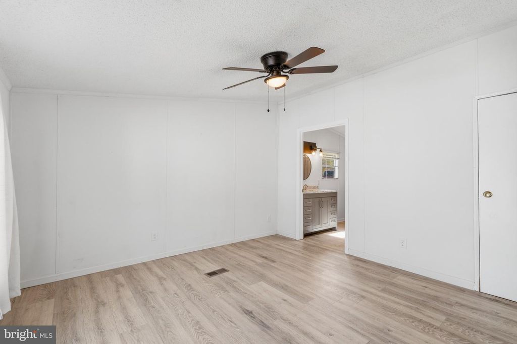 Image 6 of property listing at 227 FOREST GREEN RD, Aberdeen, MD 21001