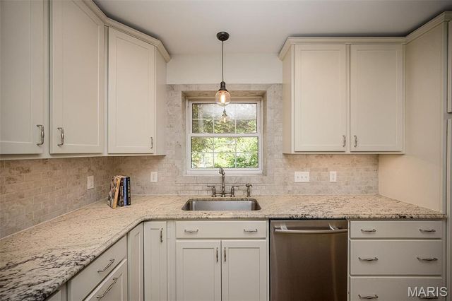 7 Kingston Manor Drive, Ladue, MO 63124