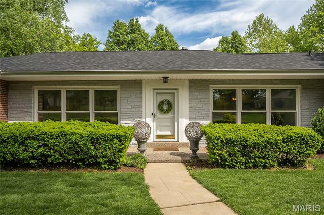 7 Kingston Manor Drive, Ladue, MO 63124