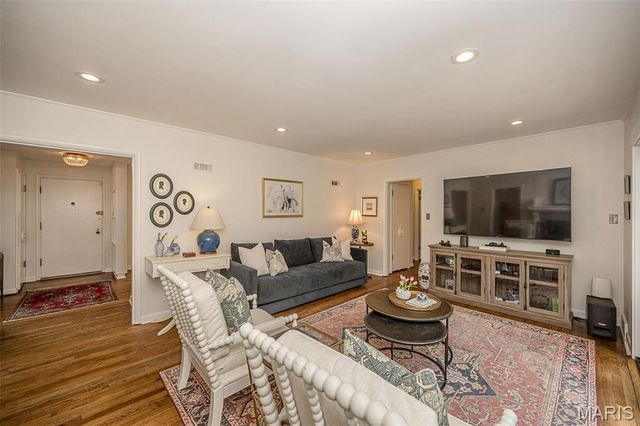 7 Kingston Manor Drive, Ladue, MO 63124