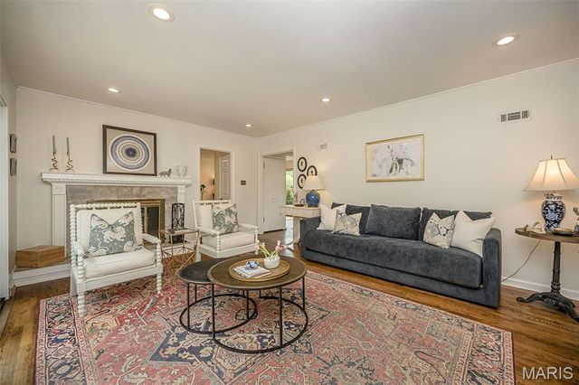 7 Kingston Manor Drive, Ladue, MO 63124