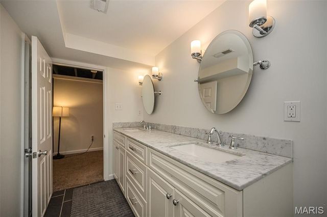 7 Kingston Manor Drive, Ladue, MO 63124