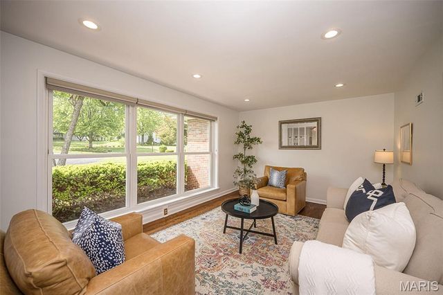 7 Kingston Manor Drive, Ladue, MO 63124