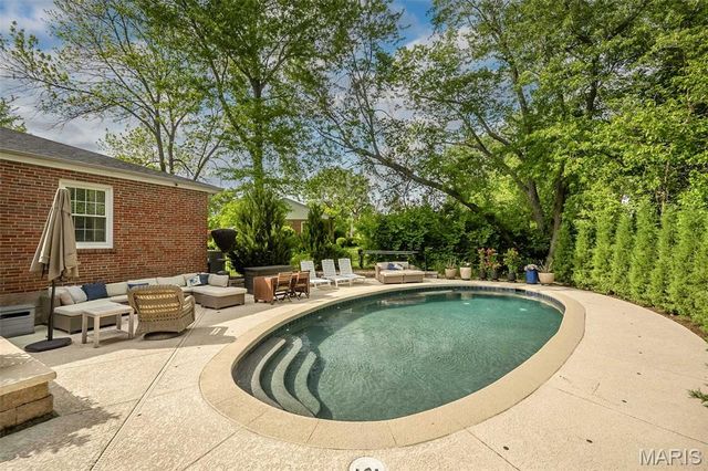7 Kingston Manor Drive, Ladue, MO 63124