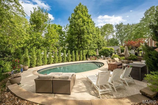 7 Kingston Manor Drive, Ladue, MO 63124