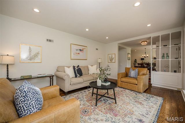 7 Kingston Manor Drive, Ladue, MO 63124