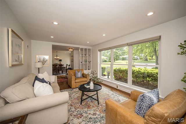 7 Kingston Manor Drive, Ladue, MO 63124