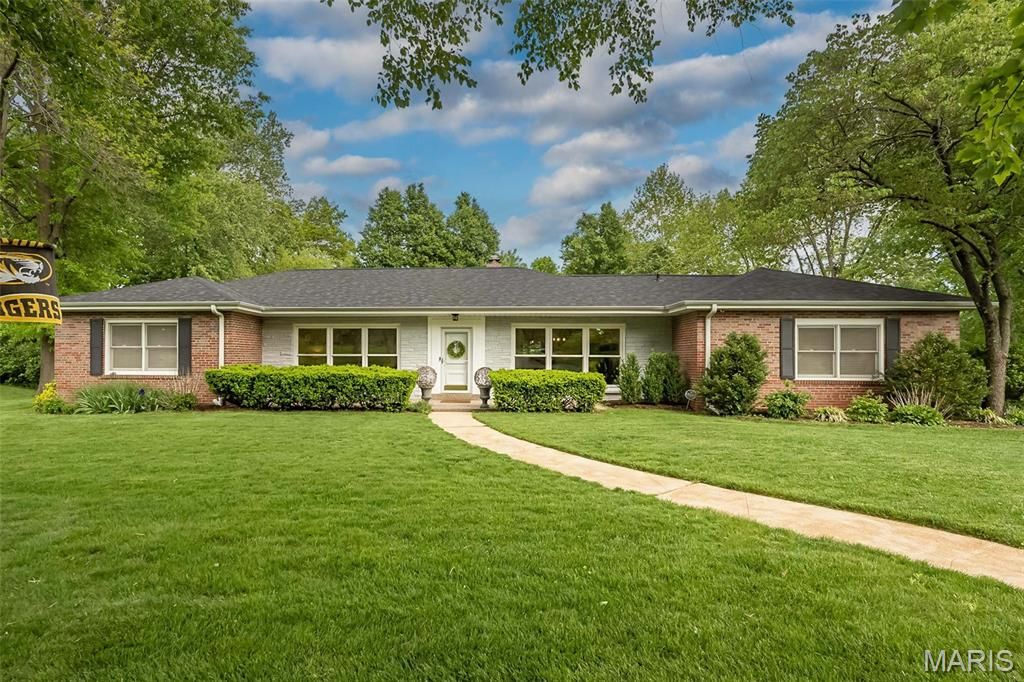 7 Kingston Manor Drive, Ladue, MO 63124