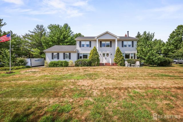 13 Regent Drive, Monroe, NJ 08831