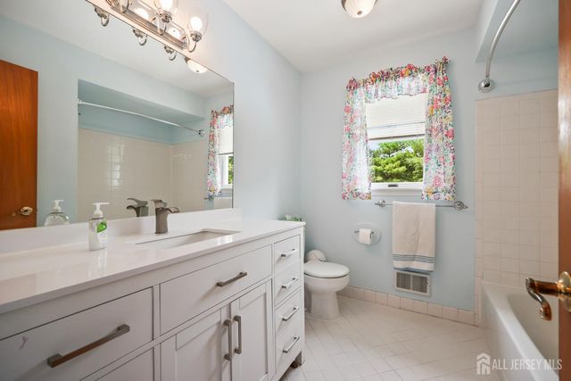 13 Regent Drive, Monroe, NJ 08831