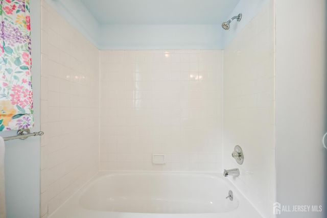 13 Regent Drive, Monroe, NJ 08831