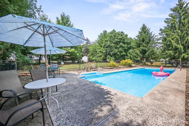 13 Regent Drive, Monroe, NJ 08831