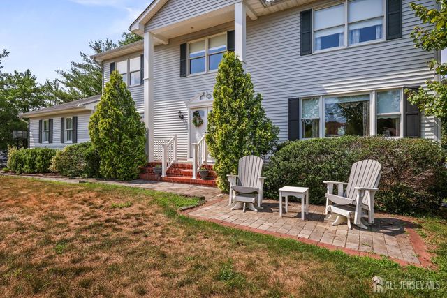 13 Regent Drive, Monroe, NJ 08831