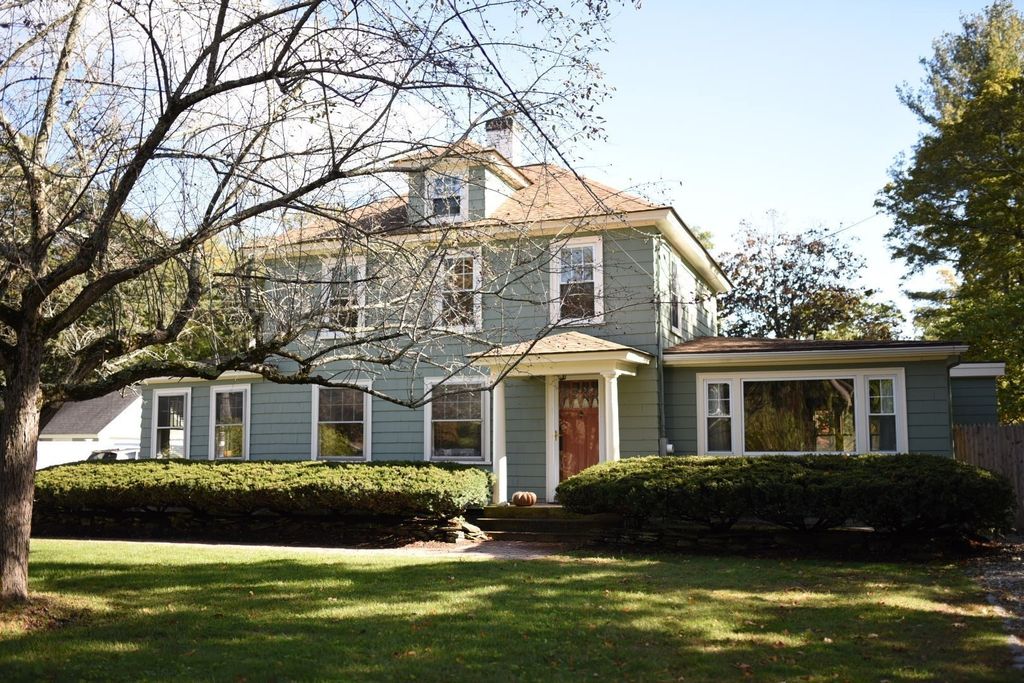 198 Concord Rd, Bedford, MA 01730