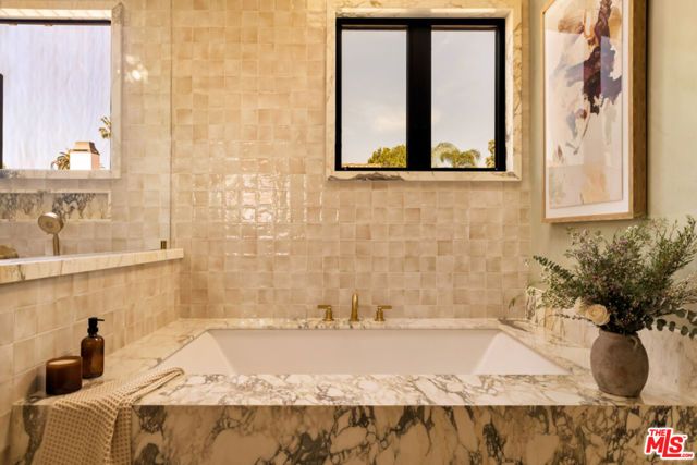 435 N Laurel Avenue, Los Angeles, CA 90048