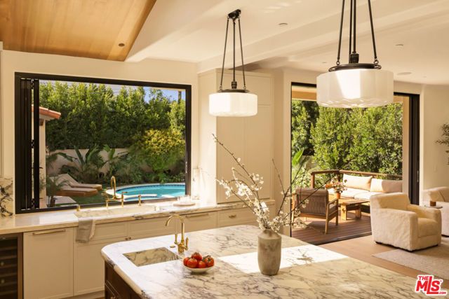 435 N Laurel Avenue, Los Angeles, CA 90048