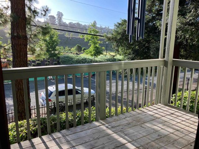 8761 Mountain Blvd 11, Oakland, CA 94605