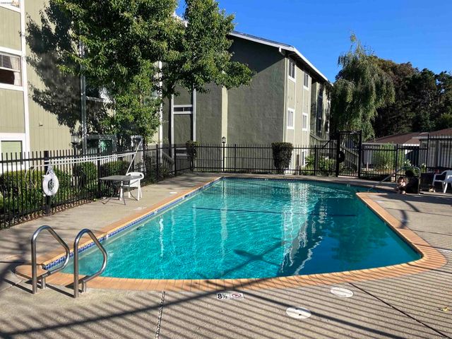 8761 Mountain Blvd 11, Oakland, CA 94605