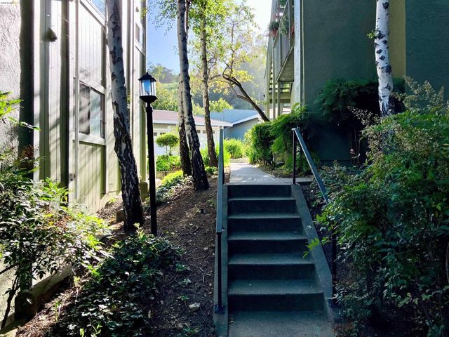 8761 Mountain Blvd 11, Oakland, CA 94605