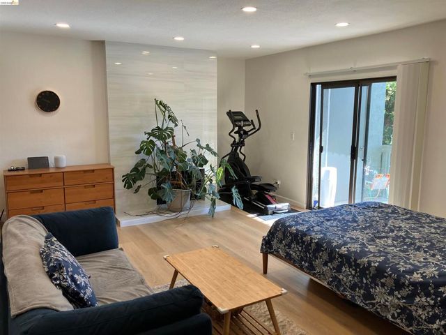 8761 Mountain Blvd 11, Oakland, CA 94605