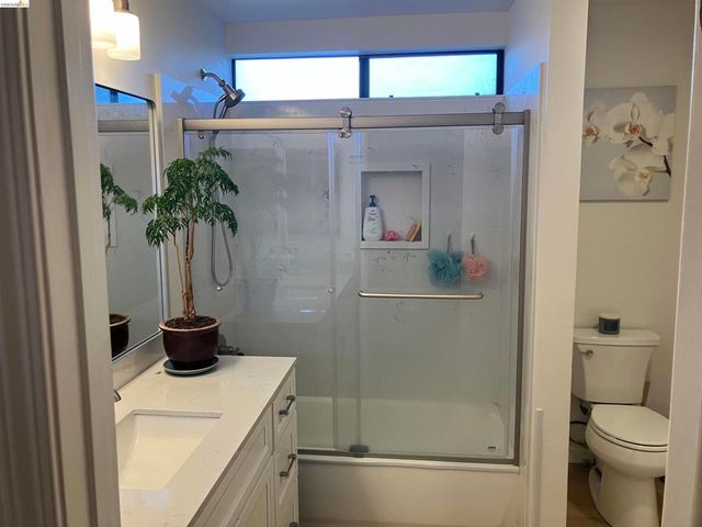 8761 Mountain Blvd 11, Oakland, CA 94605