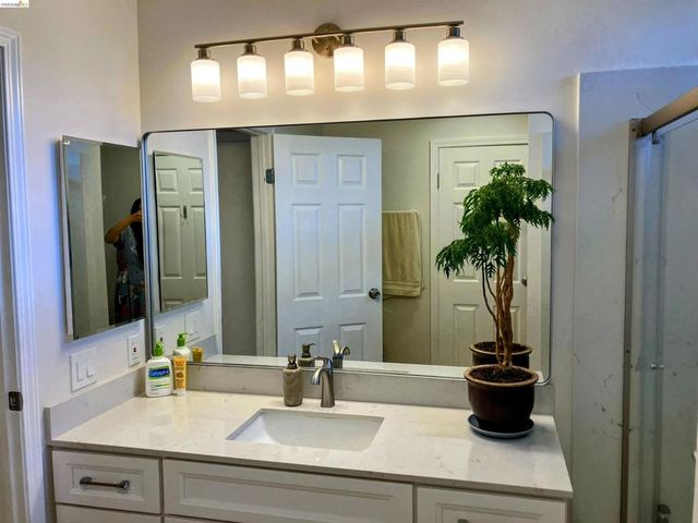 8761 Mountain Blvd 11, Oakland, CA 94605