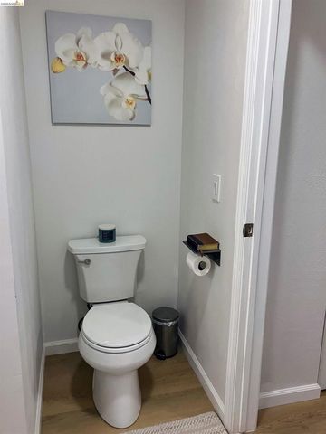 8761 Mountain Blvd 11, Oakland, CA 94605