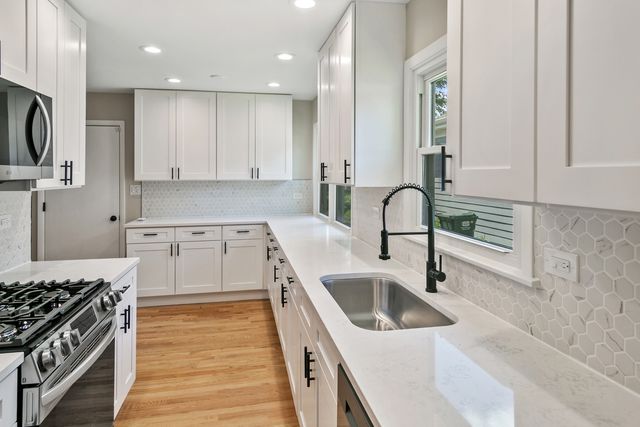 145 Walton Street, Barrington, IL 60010