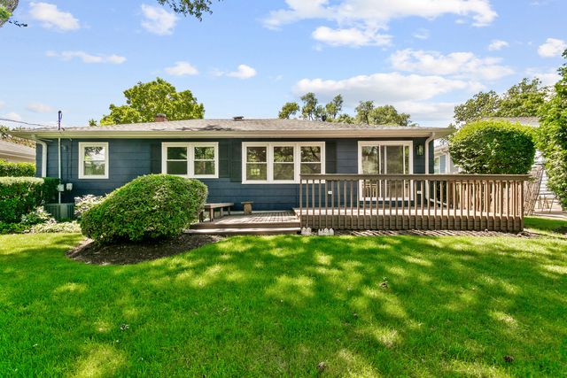 145 Walton Street, Barrington, IL 60010
