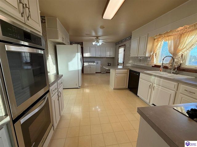 114 N Logsdon Parkway, Radcliff, KY 40160