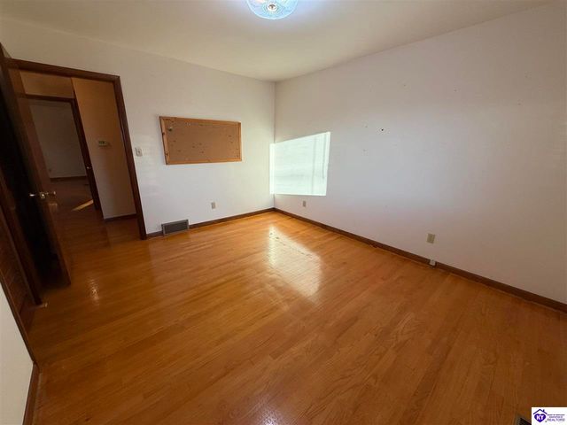 114 N Logsdon Parkway, Radcliff, KY 40160