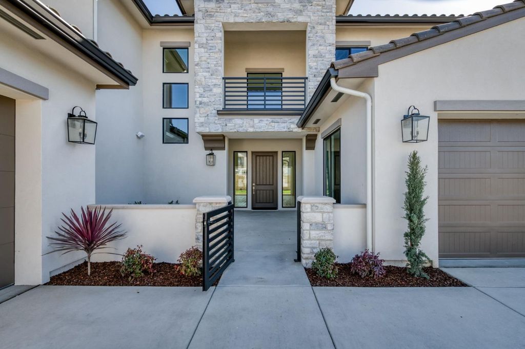 Image 4 of property listing at 11664 N Range View Drive, Fresno, CA 93730