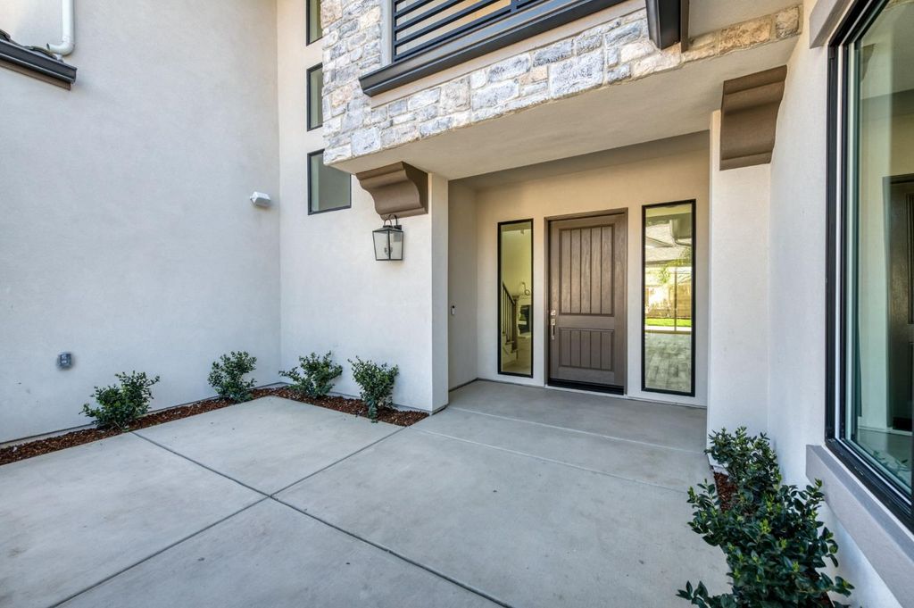 Image 5 of property listing at 11664 N Range View Drive, Fresno, CA 93730