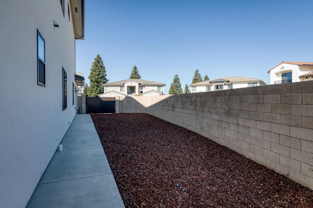 Image 60 of property listing at 11664 N Range View Drive, Fresno, CA 93730