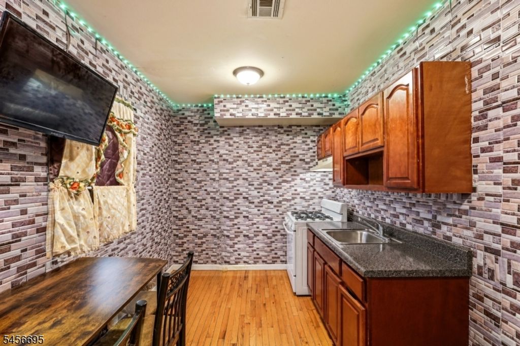 34 Hillman St, Paterson City, NJ 07522 — photo 5