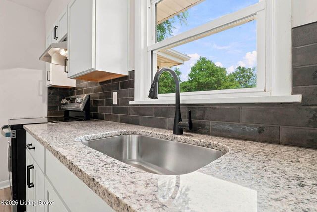 7208 Earl Dr, Louisville, KY 40258