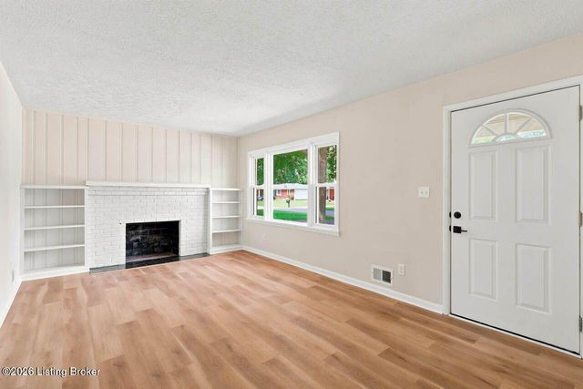 7208 Earl Dr, Louisville, KY 40258