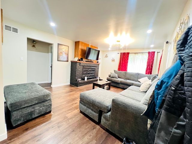 17750 Clyde Avenue, Lansing, IL 60438