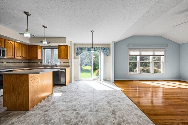25 Acorn Valley Trl, Ogden, NY 14624